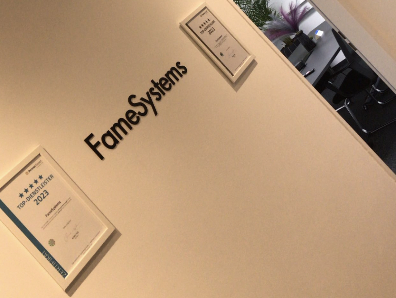 FameSystems Auszeichnungen Flur